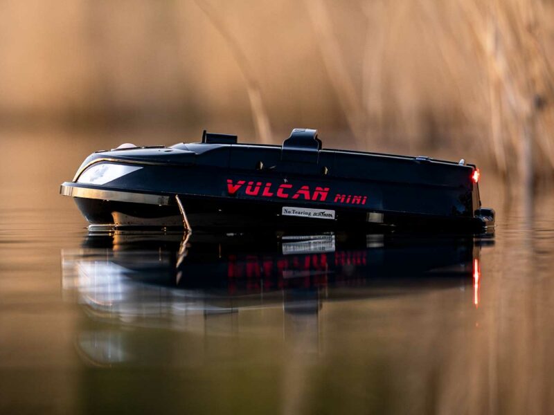 Boatman Vulcan Futterboot auf dem Wasser beim Karpfenangeln