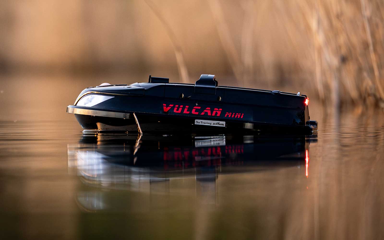 Boatman Vulcan Futterboot auf dem Wasser beim Karpfenangeln