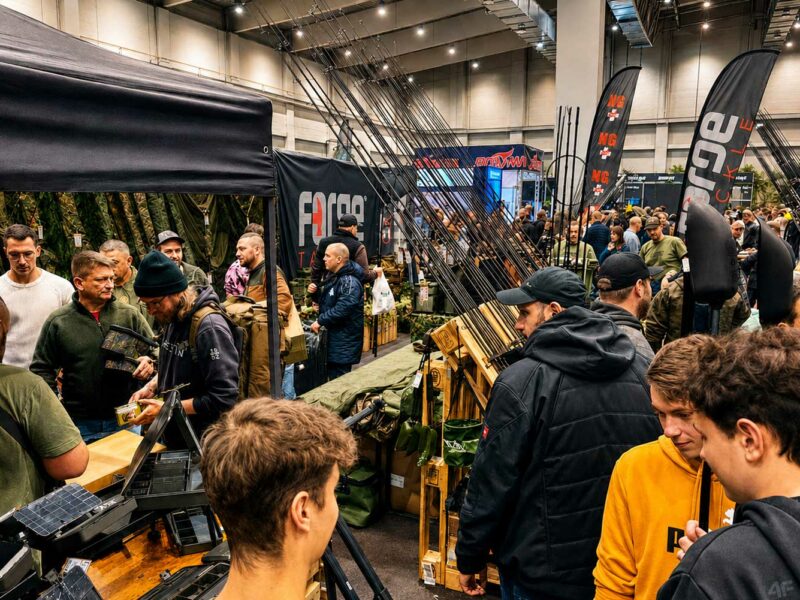 Forge Tackle Messestand mit wasserdichten EVA Taschen, Bait Bags und Tackle Organisation auf der Carp Austria Fischerei Messe
