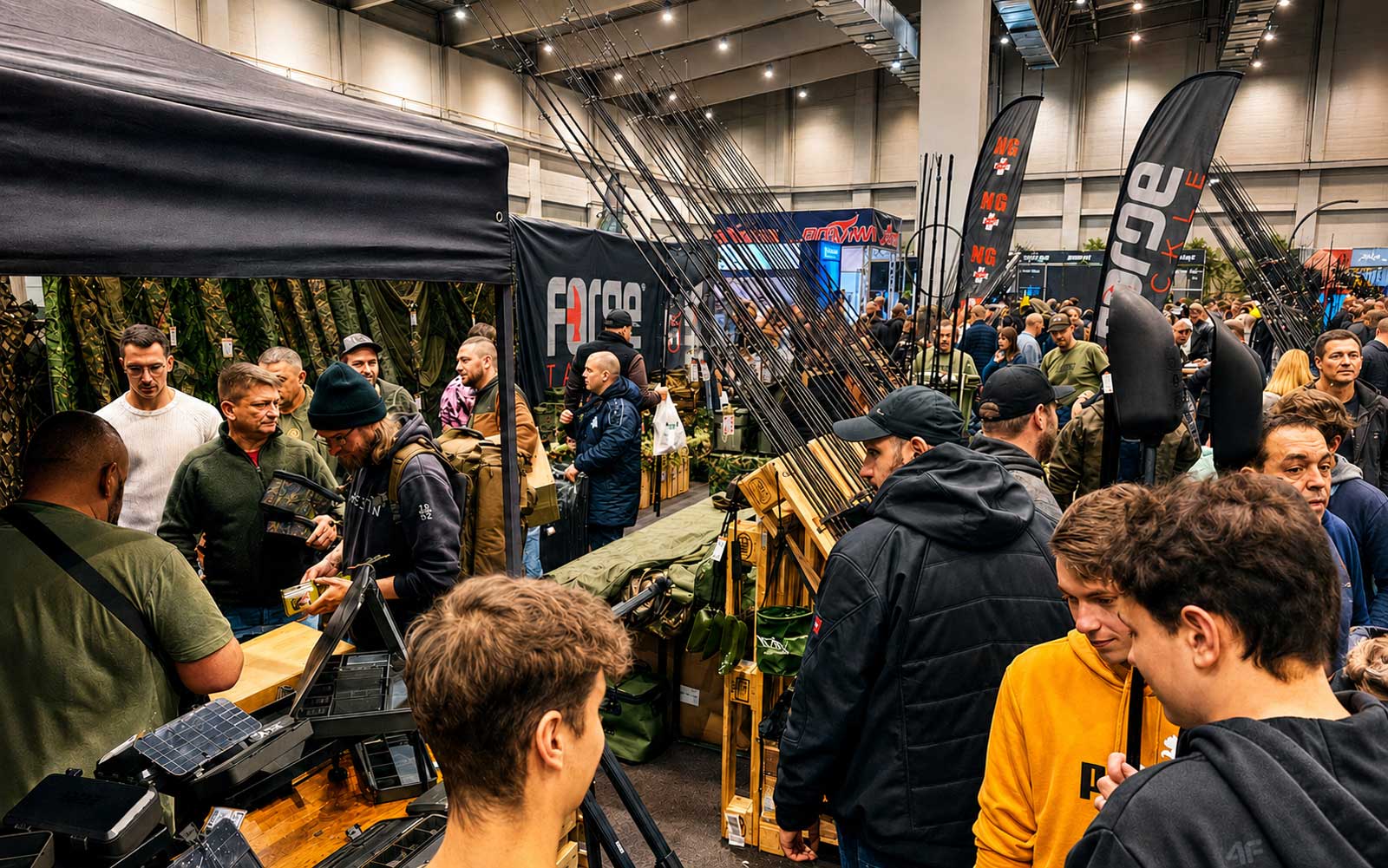 Forge Tackle Messestand mit wasserdichten EVA Taschen, Bait Bags und Tackle Organisation auf der Carp Austria Fischerei Messe