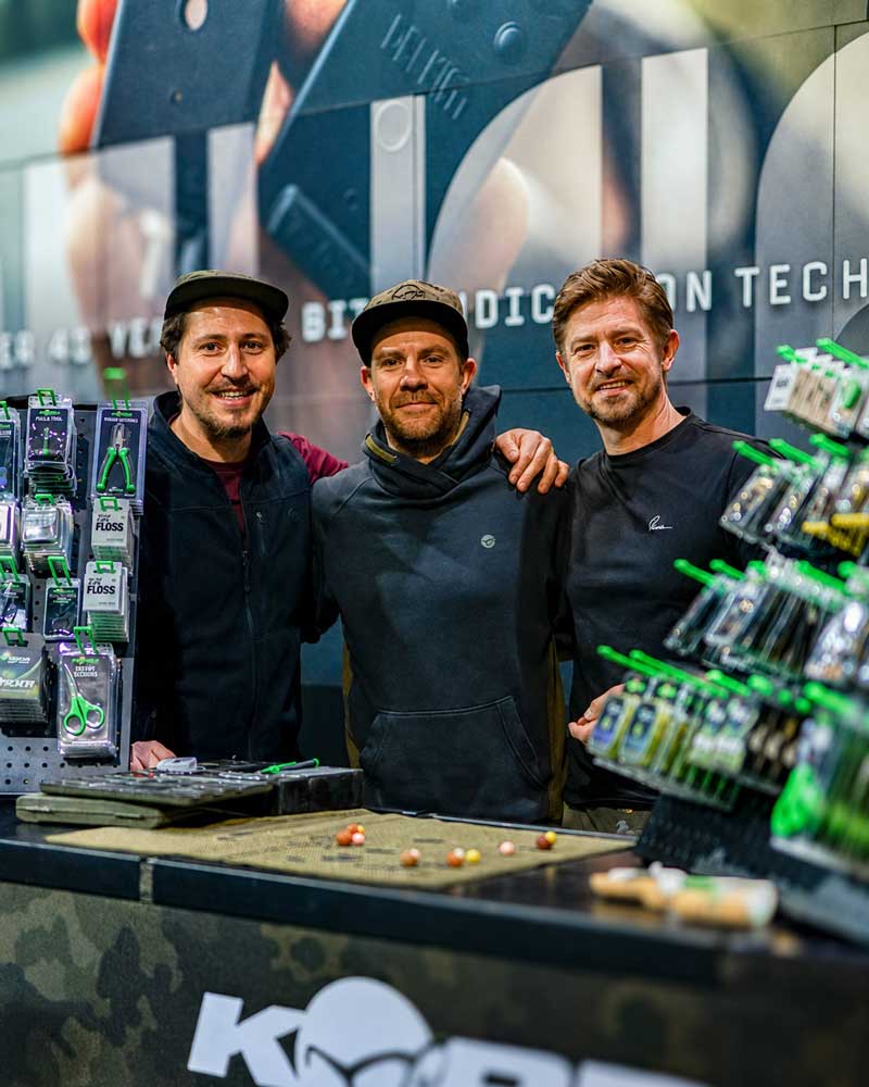 Korda Messestand mit Christopher Paschmanns, Hetzmanseder und Franz Eschberger auf der Carp Austria Angelmesse