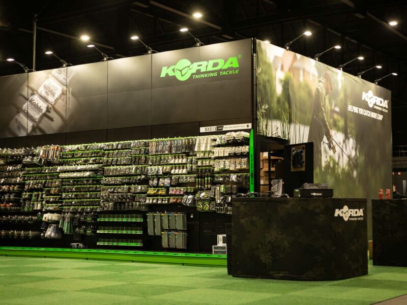 Korda Messestand mit Karpfen Rigs, Kaizen Ruten, Keschern und Bekleidung auf der Carp Austria Fischerei Messe