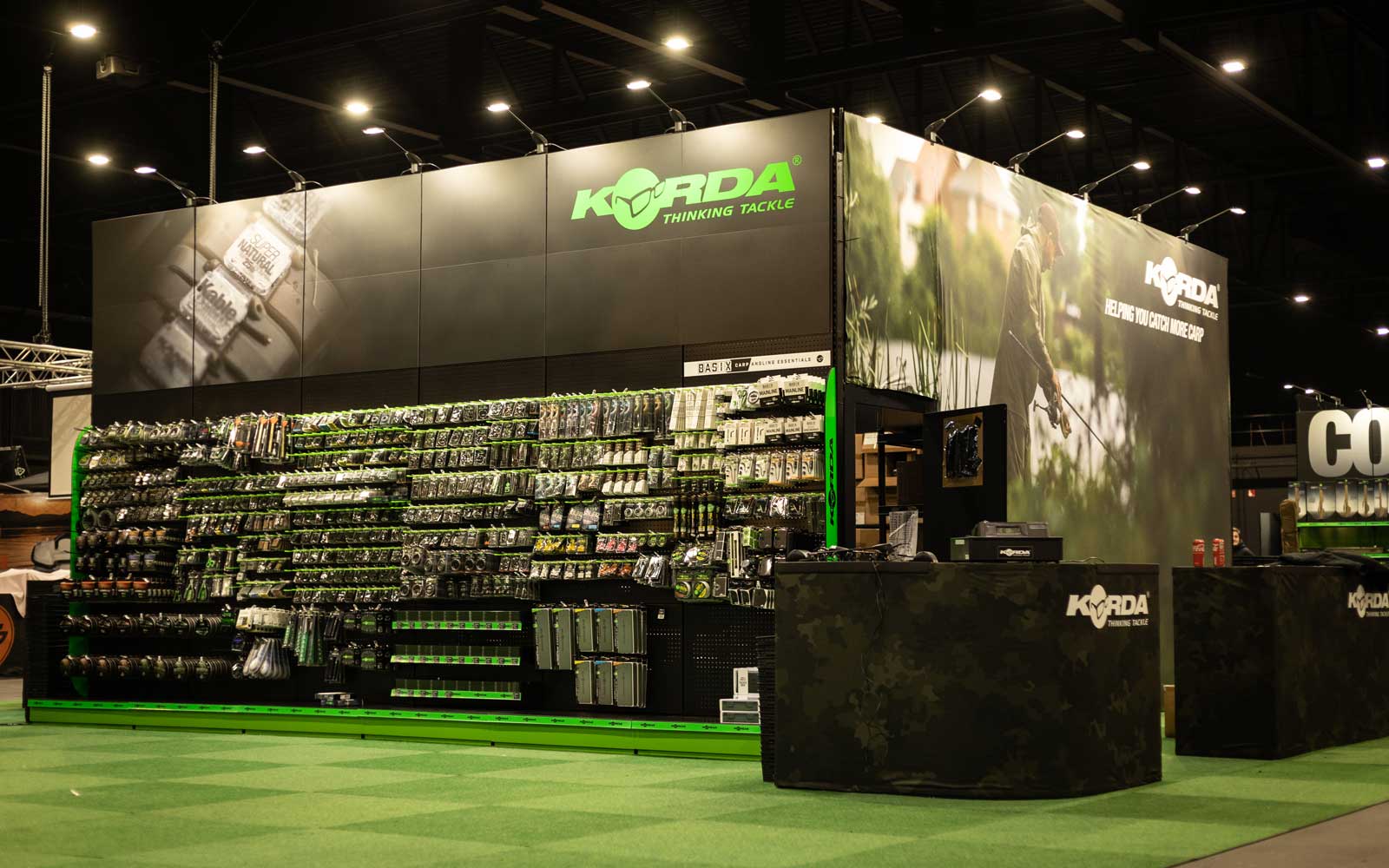 Korda Messestand mit Karpfen Rigs, Kaizen Ruten, Keschern und Bekleidung auf der Carp Austria Fischerei Messe
