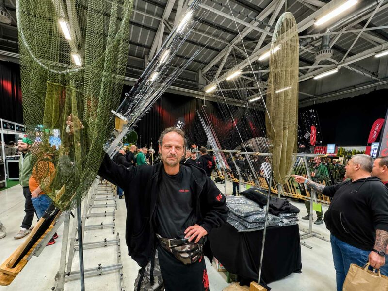 NG Carp Messestand mit handgefertigten Keschern, Blanks, Ringen und Rollenhaltern auf der Carp Austria Fischerei Messe