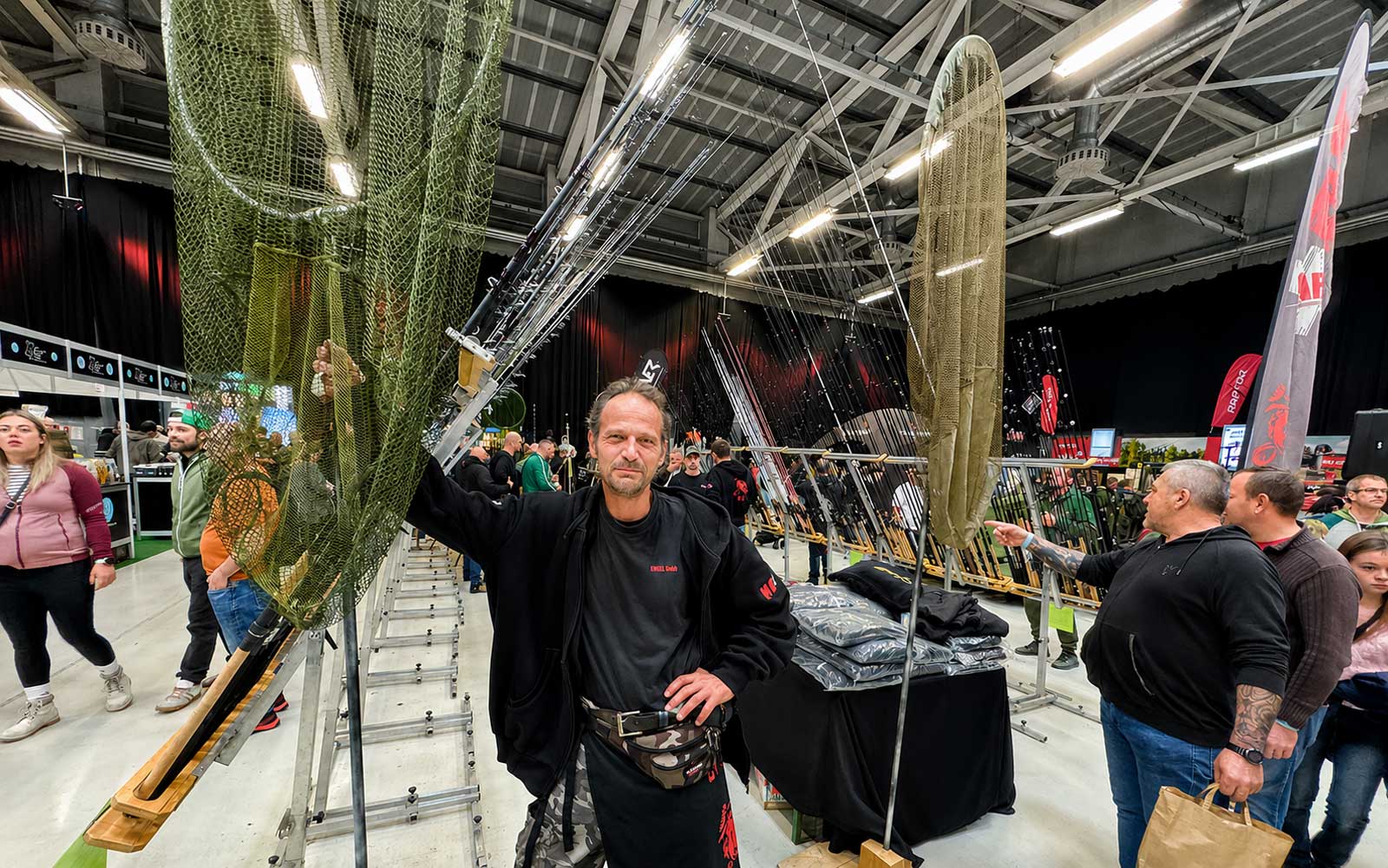 NG Carp Messestand mit handgefertigten Keschern, Blanks, Ringen und Rollenhaltern auf der Carp Austria Fischerei Messe
