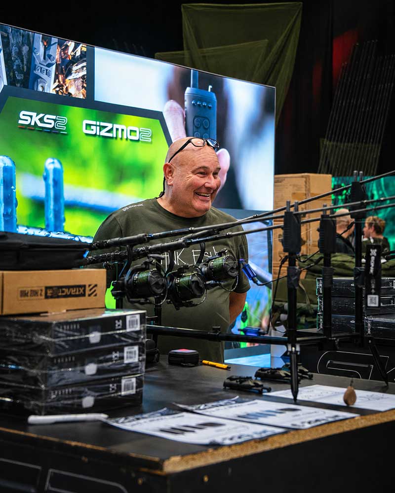 Sonik Karpfen Tackle mit Karpfenruten, Angelrollen und Bivvys auf der Carp Austria Angelmesse