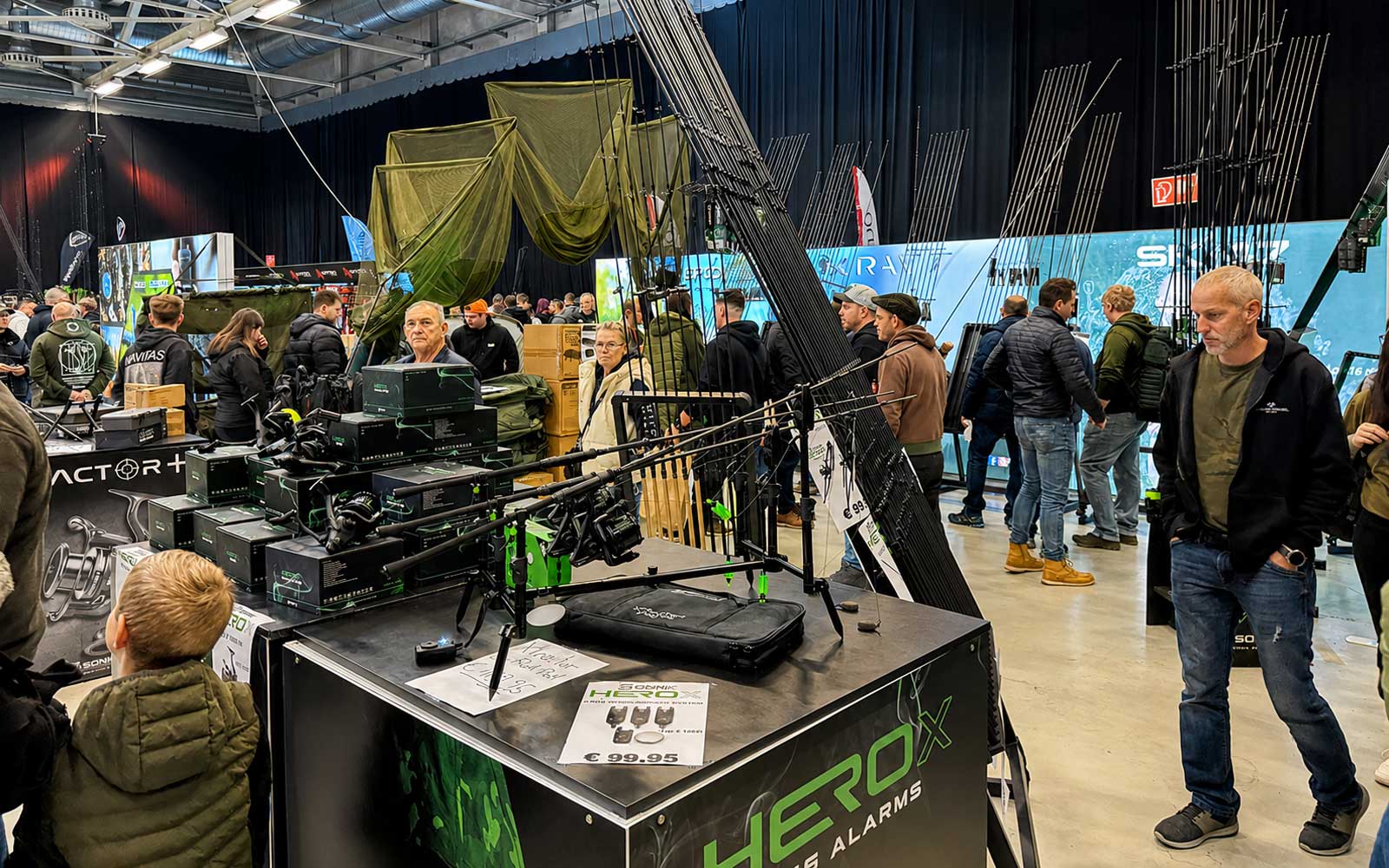Sonik Messestand mit Xtractor, Bank-Tek, Carp Fishing Gear und Angelzubehör auf der Carp Austria Fischerei Messe