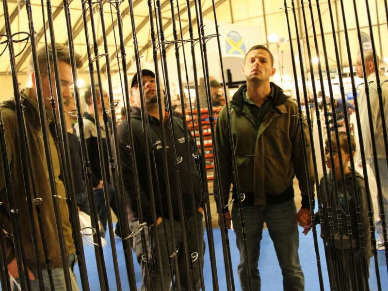 Große Angelruten Auswahl mit Karpfenruten, Spinnruten und Feederruten auf der Carp Austria Fischerei Messe
