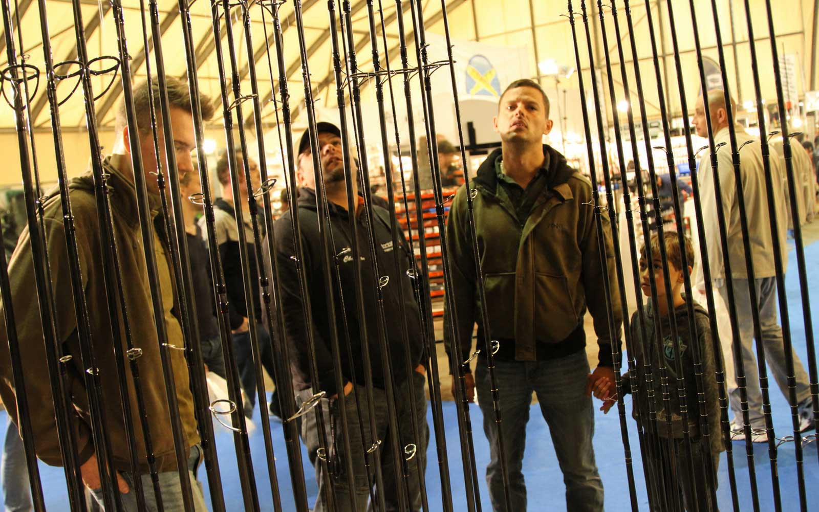 Große Angelruten Auswahl mit Karpfenruten, Spinnruten und Feederruten auf der Carp Austria Fischerei Messe
