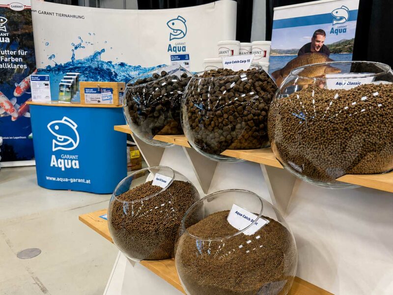 Aqua Garant Messestand mit Aqua Catch, Großfischfutter, Störfutter und Welsfutter auf der Carp Austria Fischerei Messe