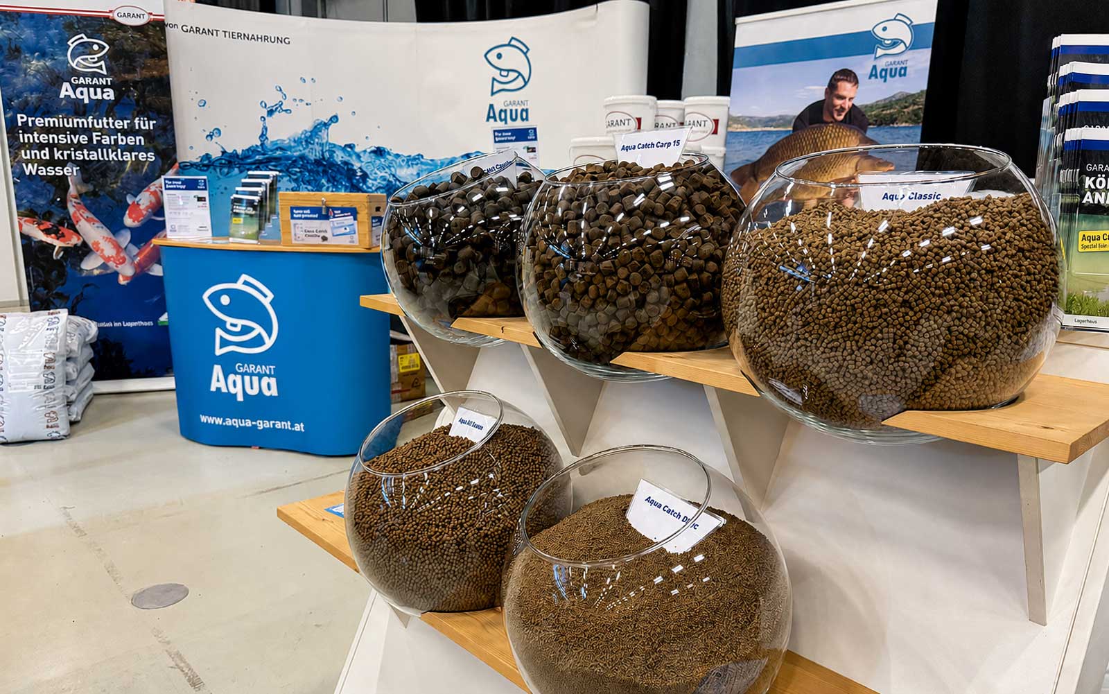 Aqua Garant Messestand mit Aqua Catch, Großfischfutter, Störfutter und Welsfutter auf der Carp Austria Fischerei Messe