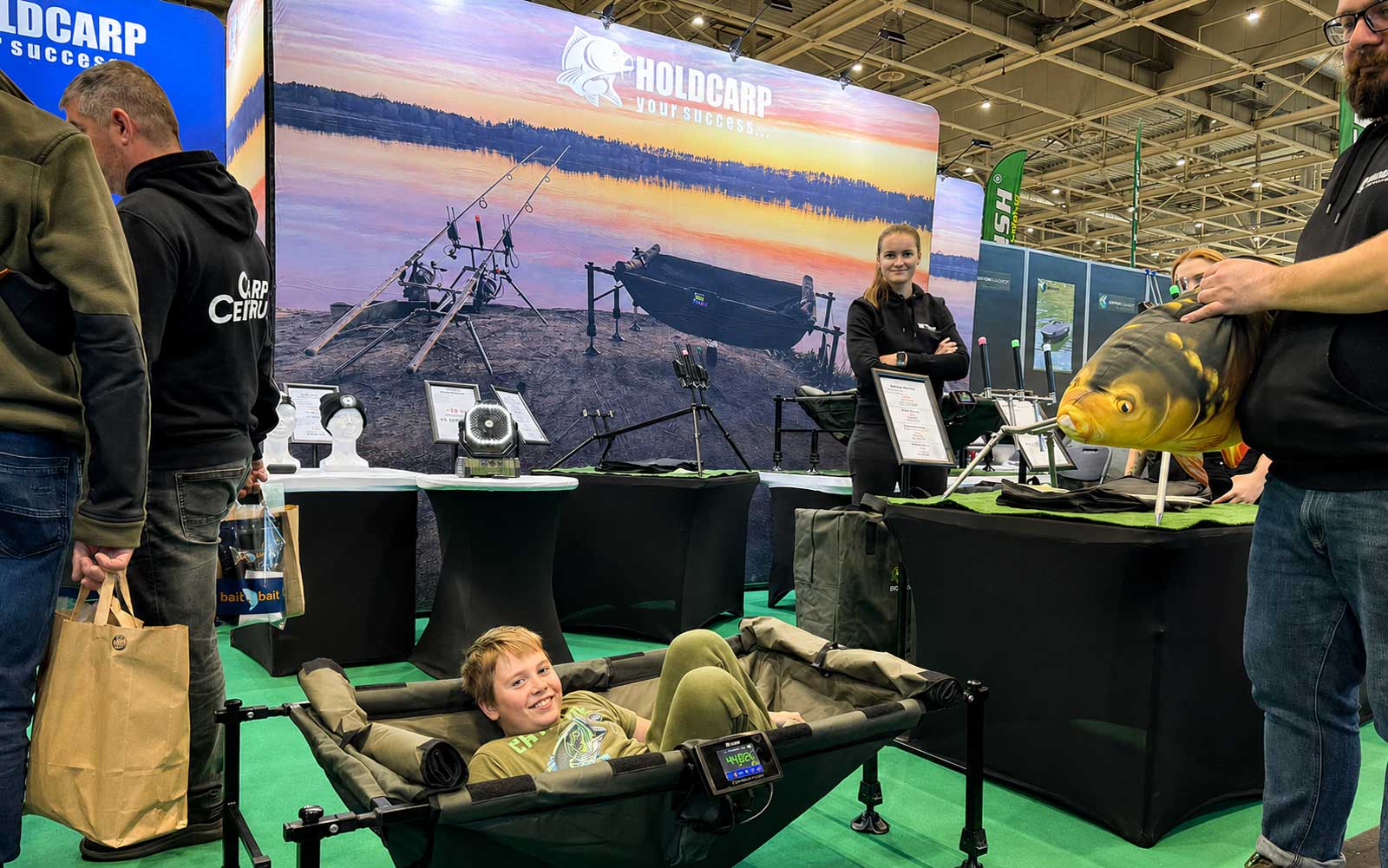 Holdcarp Messestand mit Smart Cradle, Power Barrow, Campingzubehör und Angelzubehör auf der Carp Austria Fischerei Messe