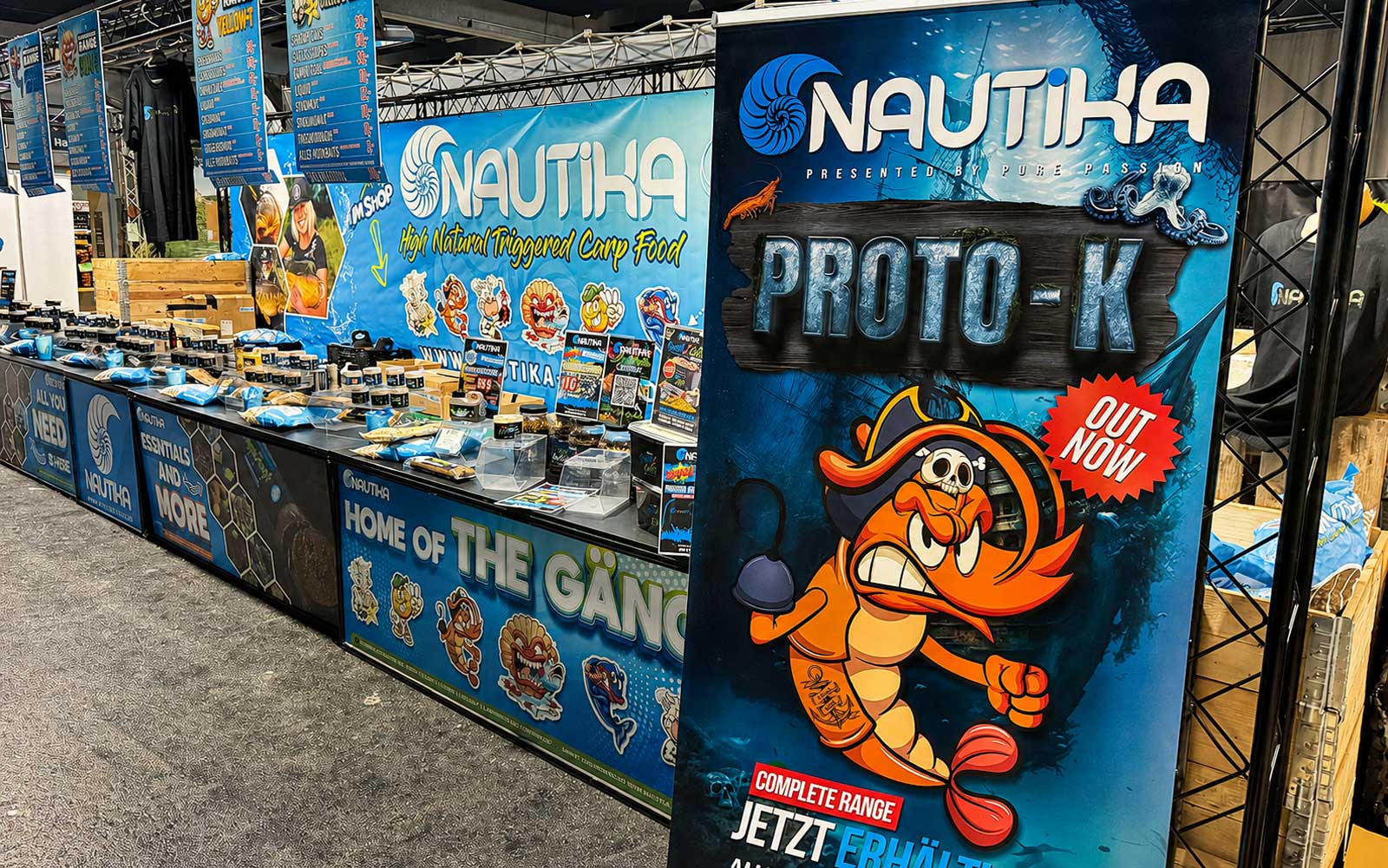 Nautika Baits Messestand mit Liquids, Attracter, Partikelmixen und TriggaDough auf der Carp Austria Fischerei Messe