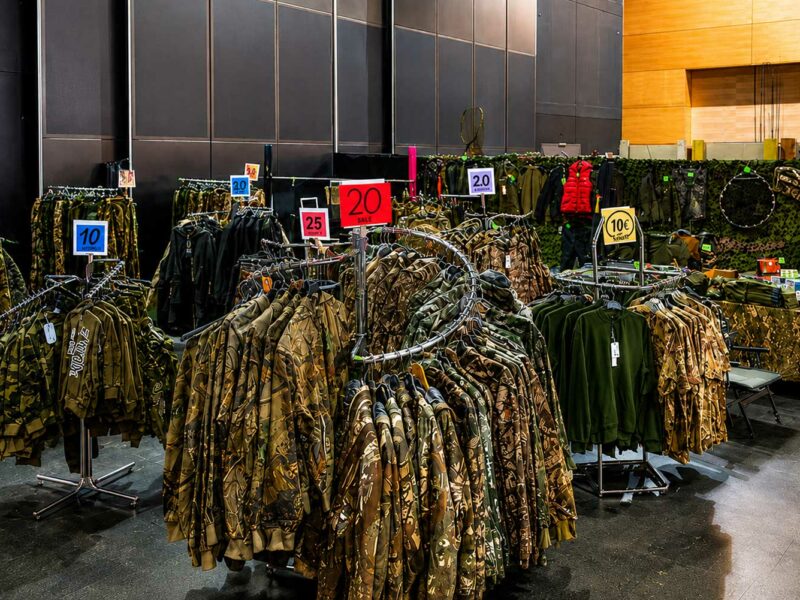 Som.si Messestand mit Funktionsbekleidung, Thermojacken und Angelhosen in Übergrößen auf der Carp Austria Fischerei Messe