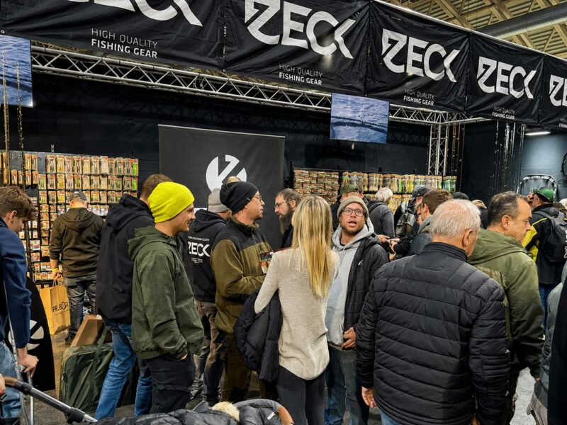 Zeck Fishing Messestand mit Deadbait Systemen, MOMENTUM Ruten und Mr. Waller auf der Carp Austria Fischerei Messe