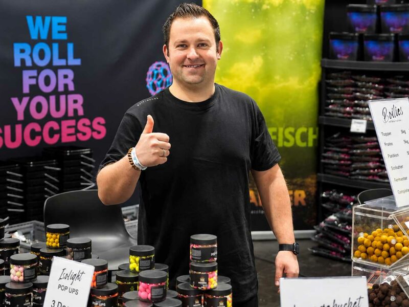 Baitlounge Messestand mit Karpfenpellets, Partikeln, Liquids und Bigfish Ködern auf der Carp Austria Fischerei Messe