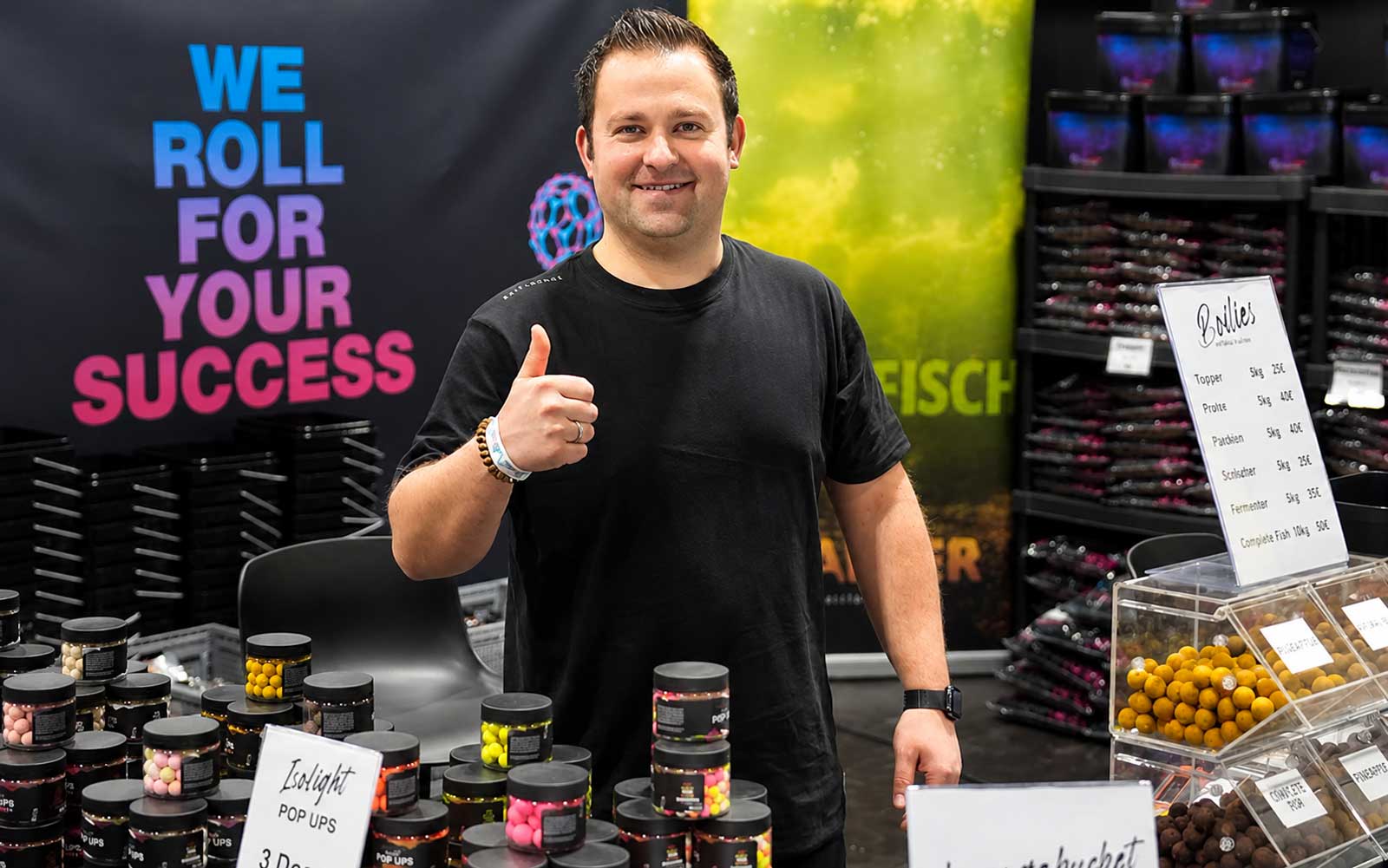 Baitlounge Messestand mit Karpfenpellets, Partikeln, Liquids und Bigfish Ködern auf der Carp Austria Fischerei Messe