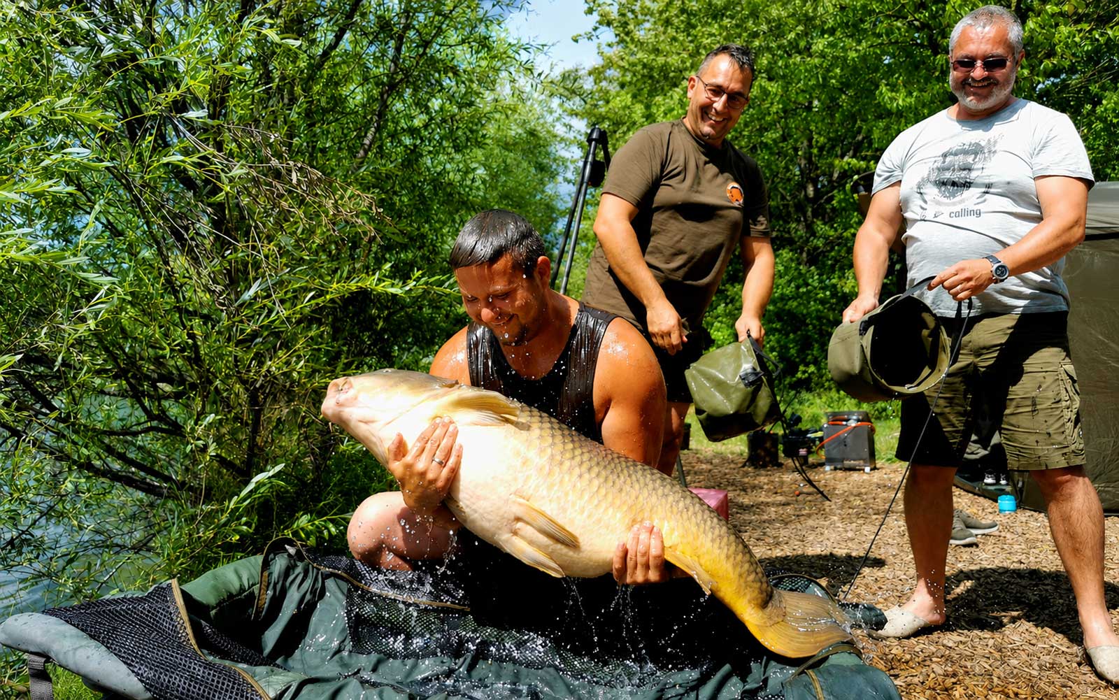 R&M Baits Messestand mit Enzym Boilies, Aminosäuren, Hefekulturen und Karpfenködern auf der Carp Austria Fischerei Messe