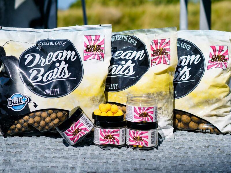 Dreambaits Messestand mit D-Cell Boilies, Pellets und Karpfenködern auf der Carp Austria Fischerei Messe