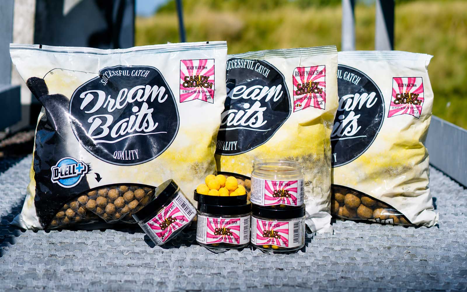 Dreambaits Messestand mit D-Cell Boilies, Pellets und Karpfenködern auf der Carp Austria Fischerei Messe