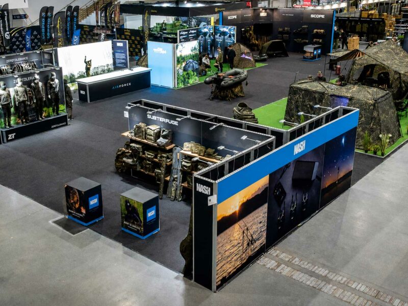 Nash Village Messestand mit Bank Life, ZT Clothing, Bivvies und Carp Fishing Gear auf der Carp Austria Fischerei Messe