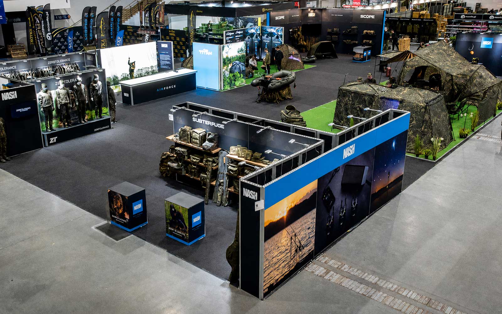 Nash Village Messestand mit Bank Life, ZT Clothing, Bivvies und Carp Fishing Gear auf der Carp Austria Fischerei Messe
