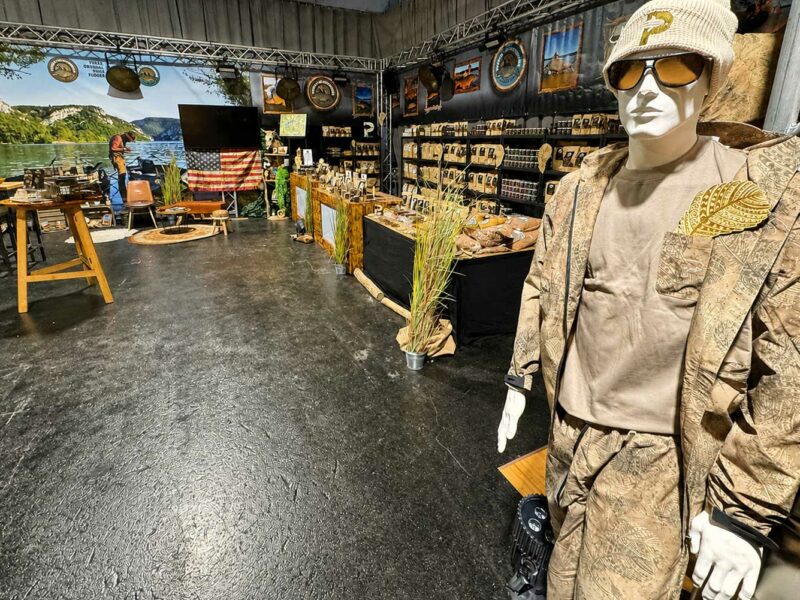 Pykas Fischfudder Messestand mit Lockstoff, Grundfudder, Tigernüssen und Karpfenködern auf der Carp Austria Fischerei Messe