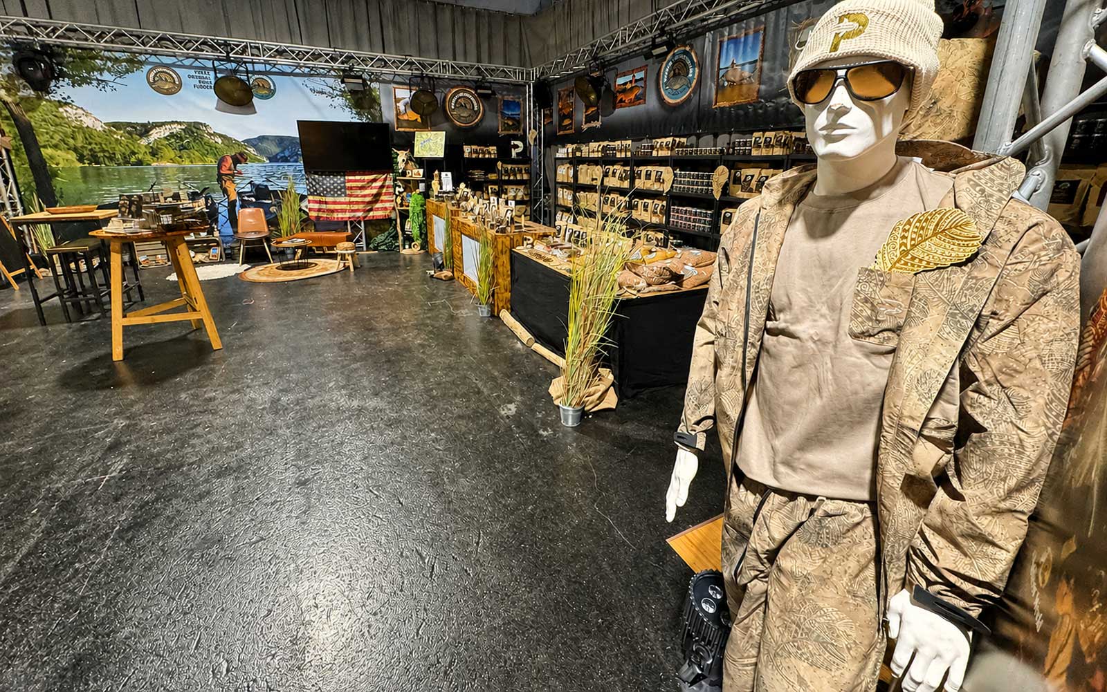 Pykas Fischfudder Messestand mit Lockstoff, Grundfudder, Tigernüssen und Karpfenködern auf der Carp Austria Fischerei Messe