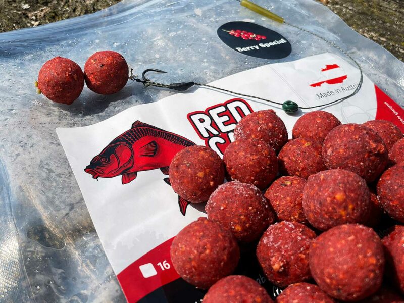 Red Carp Baits Messestand mit Liquids, Boostern, Boilies und Karpfenködern auf der Carp Austria Fischerei Messe