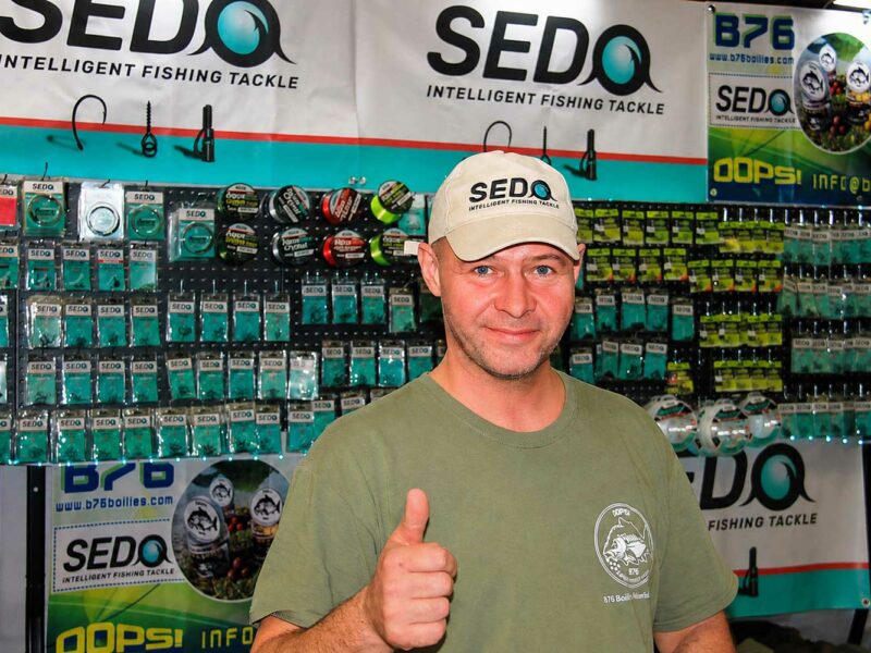 SEDO Fishing Messestand mit Rig Zubehör, Wirbeln, Method Feeder Produkten und Zig Rig Sets auf der Carp Austria Fischerei Messe