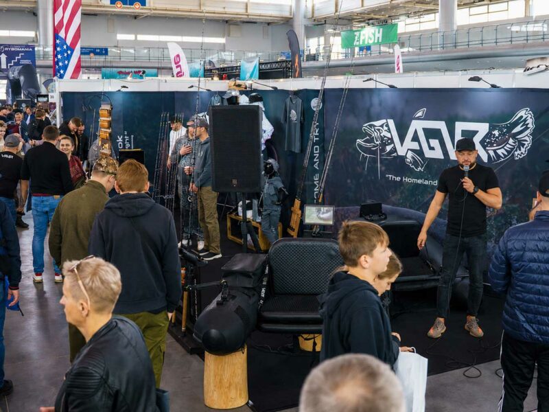 Vagner Fishing Messestand mit Catfish Tackle, Wallerholz, Slime Line und Ausrüstung für Großwels auf der Carp Austria Fischerei Messe