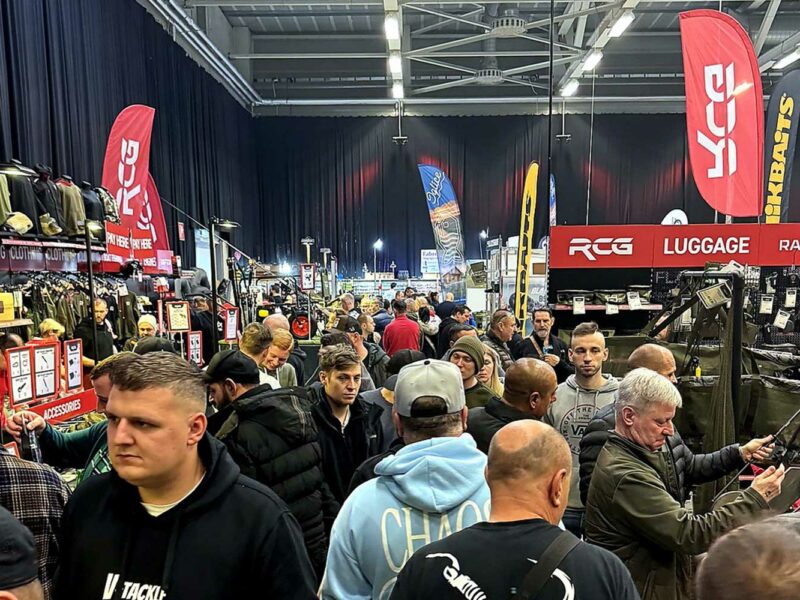 Raptor Boats Messestand mit Elektromotoren, Angelbooten und Schlauchbooten auf der Carp Austria Fischerei Messe