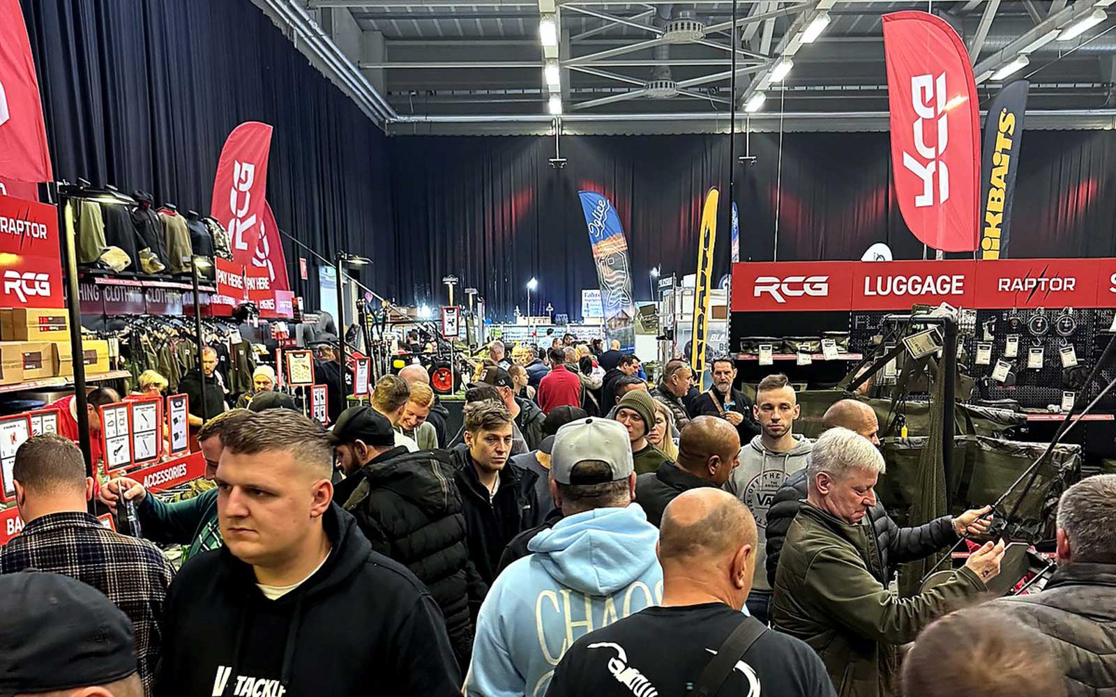 Raptor Boats Messestand mit Elektromotoren, Angelbooten und Schlauchbooten auf der Carp Austria Fischerei Messe