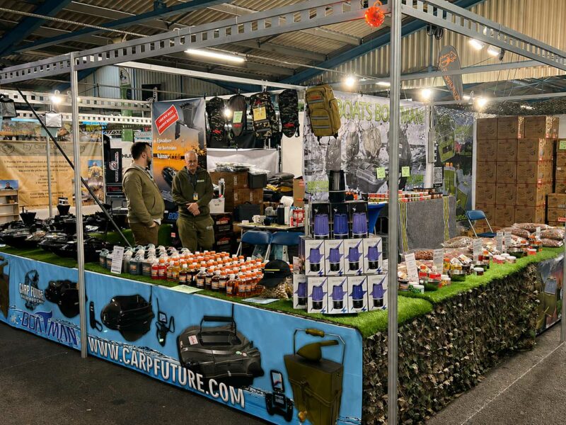 CarpFuture Messestand mit Boatman Futterbooten, Echoloten und Angelzubehör auf der Carp Austria Fischerei Messe