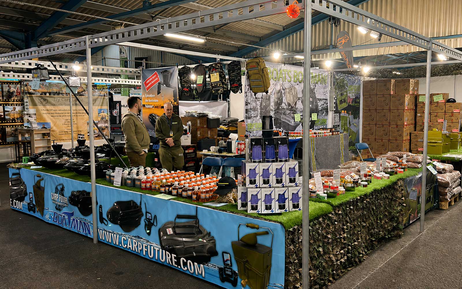 CarpFuture Messestand mit Boatman Futterbooten, Echoloten und Angelzubehör auf der Carp Austria Fischerei Messe