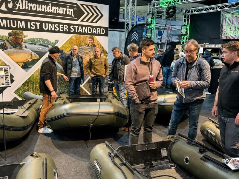 Allroundmarin Messestand mit Schlauchbooten 2026 für Bootsangeln und Karpfenangler auf der Carp Austria Fischerei Messe