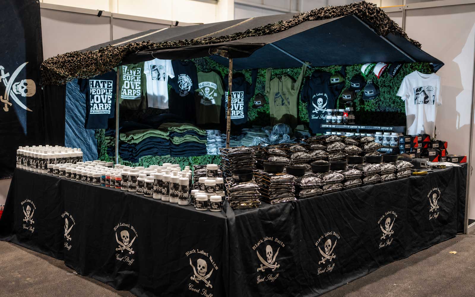 Black Label Baits Messestand mit Pellets, Liquids, Wafterzz und Dips auf der Carp Austria Fischerei Messe