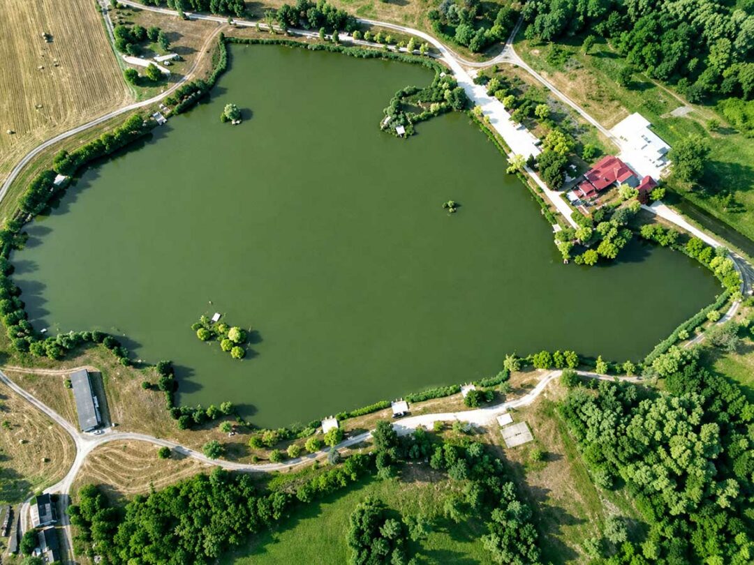 Euro-Aqua See in Balatonederics/Nemesvita Ungarn aus der Luft – Gewässer des 109 lb Weltrekord-Schuppenkarpfens 2026