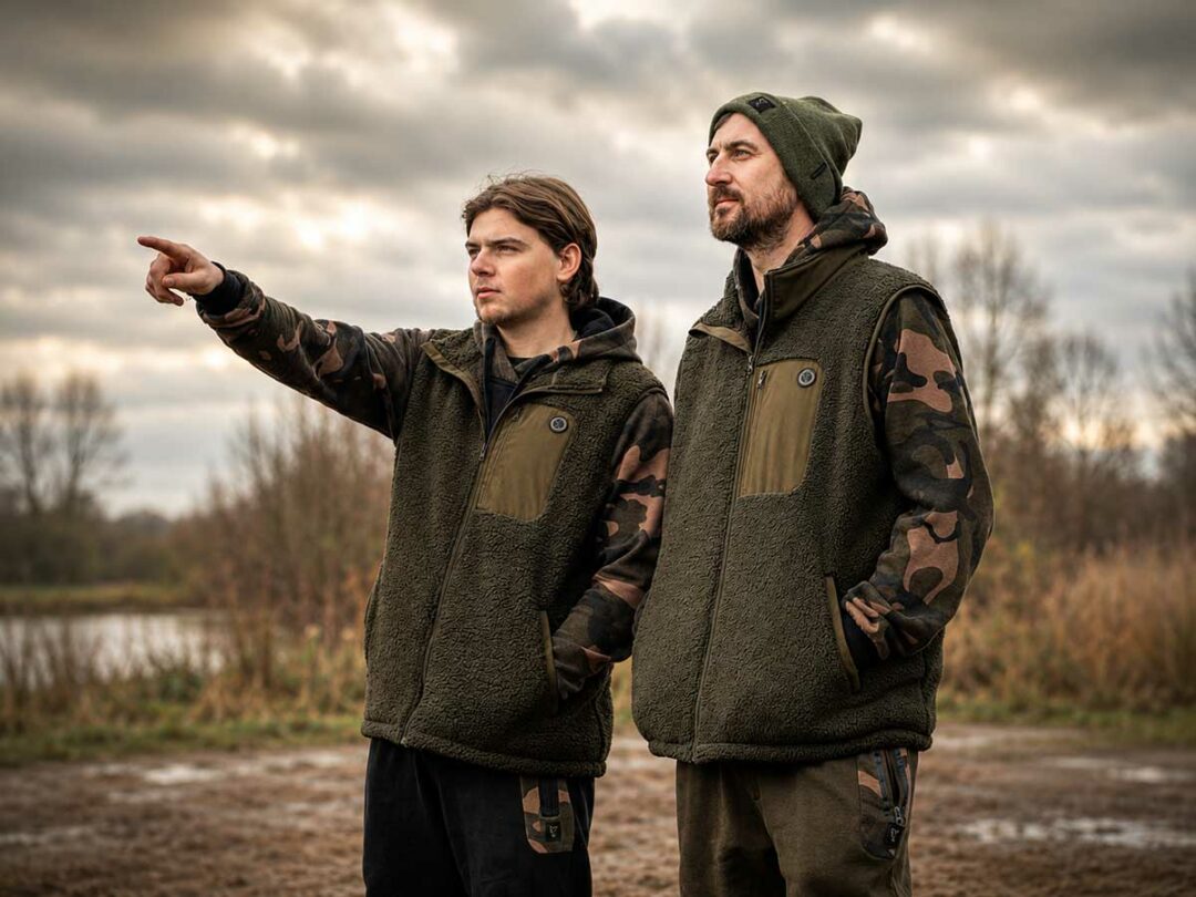 FOX Carp Angelbekleidung für Karpfenangler mit moderner Outdoor Fishing Wear am Wasser