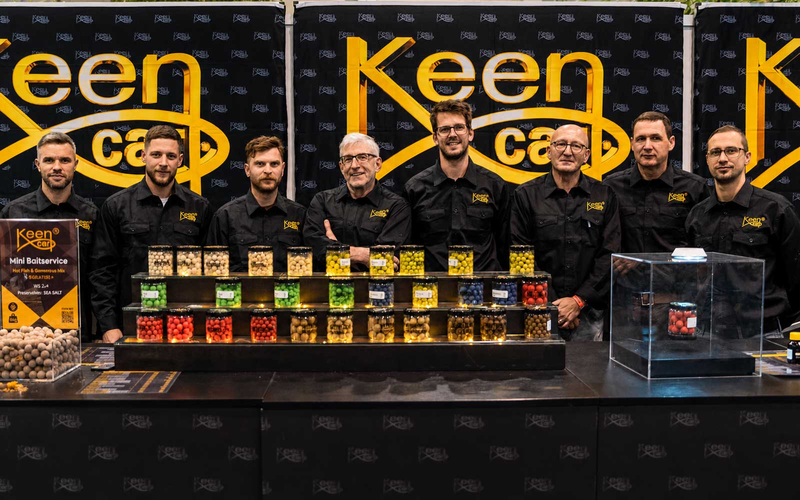 Keen Carp Messestand mit Boiliesoaks, Hookbaits und Köderstrategie für Karpfenangeln auf der Carp Austria Fischerei Messe
