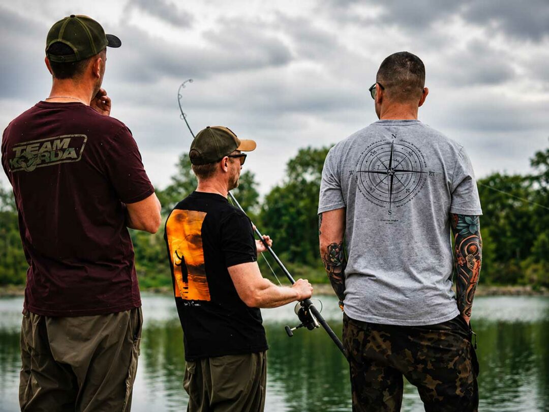 Angler tragen moderne Korda Angelbekleidung am Wasser während einer Fishing Session