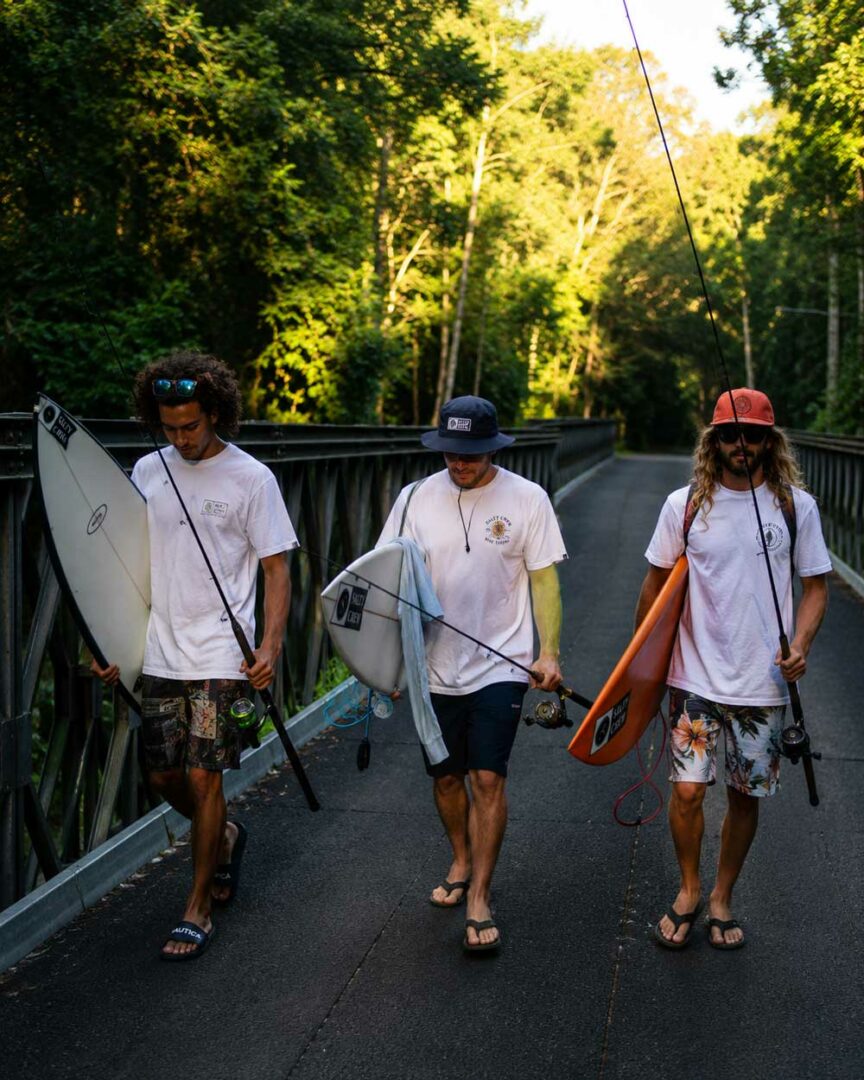 Angler mit Salty Crew Fishing Wear, Surf- und Angelbekleidung auf einer Brücke im Outdoor-Einsatz