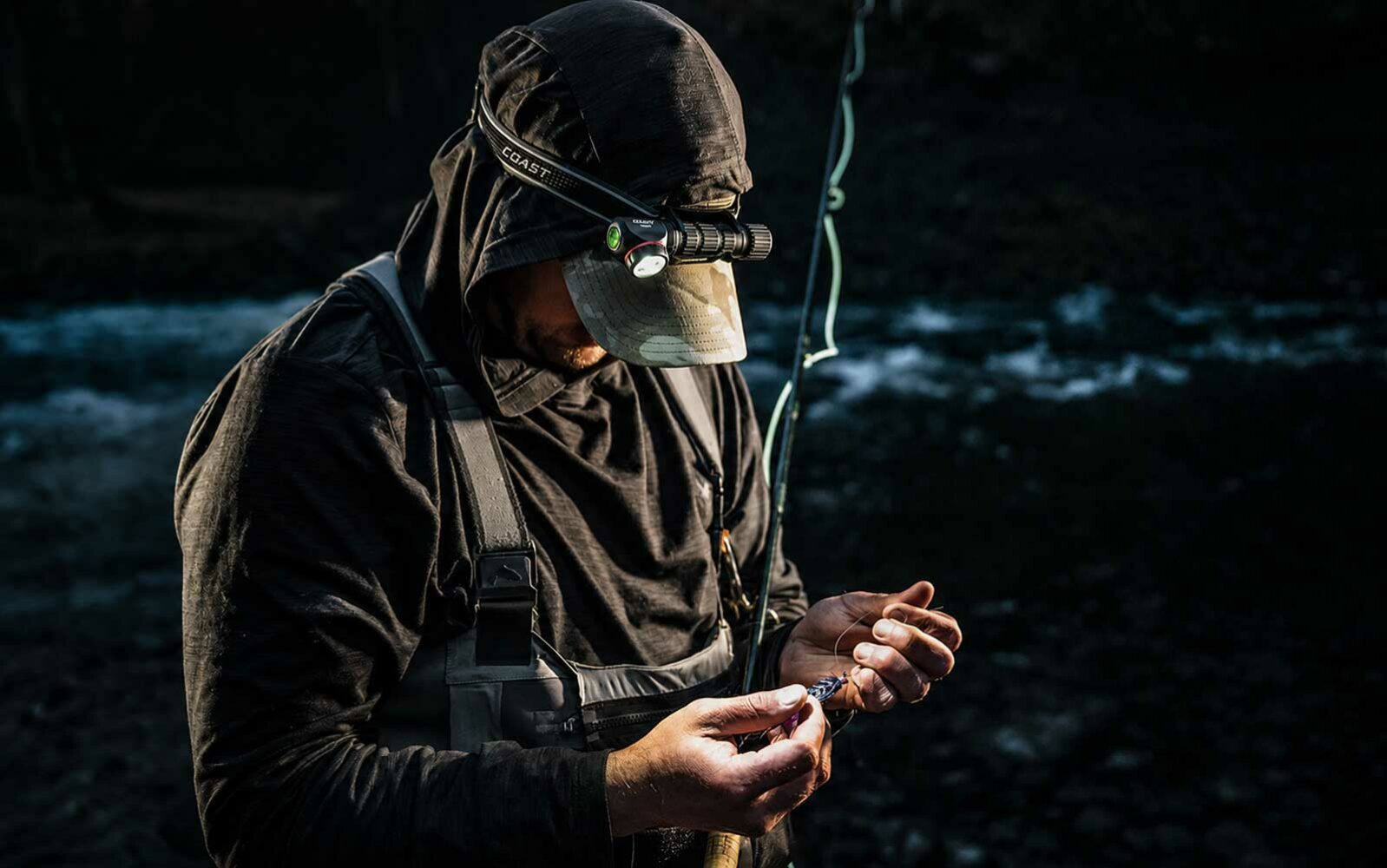 Schuecker Protextiles Messestand mit COAST Taschenlampen, Kopflampen und Outdoor Zubehör auf der Carp Austria Fischerei Messe
