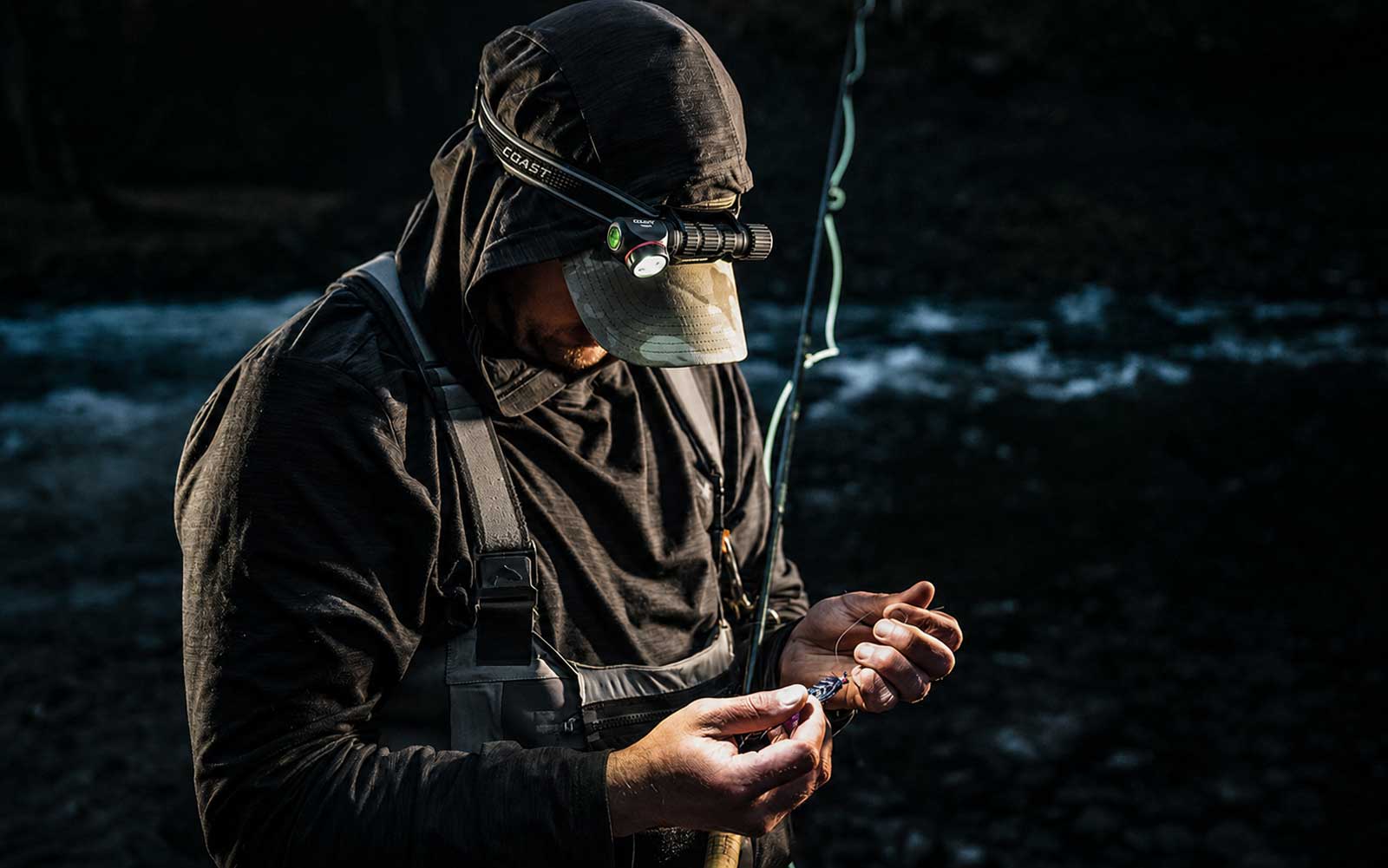Schuecker Protextiles Messestand mit COAST Taschenlampen, Kopflampen und Outdoor Zubehör auf der Carp Austria Fischerei Messe