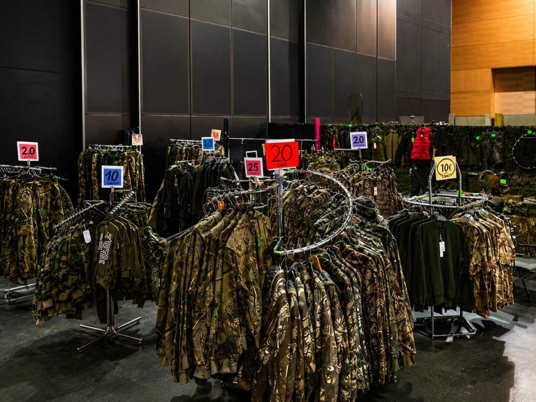 Som.si Messestand mit günstiger Outdoor-, Tarn- und Angelbekleidung auf der Carp Austria