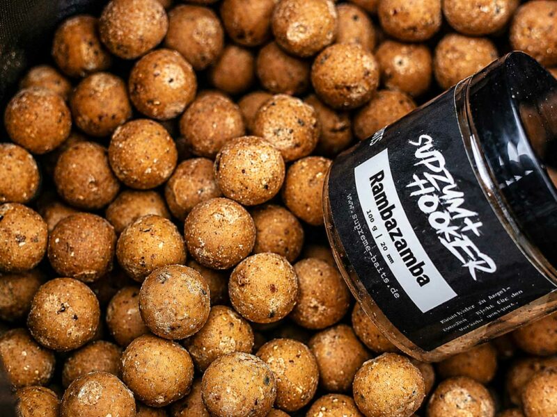 Supreme Baits Messestand mit SupZym+ Hookbaits, Pop-Ups, Wafters und Karpfenködern auf der Carp Austria Fischerei Messe