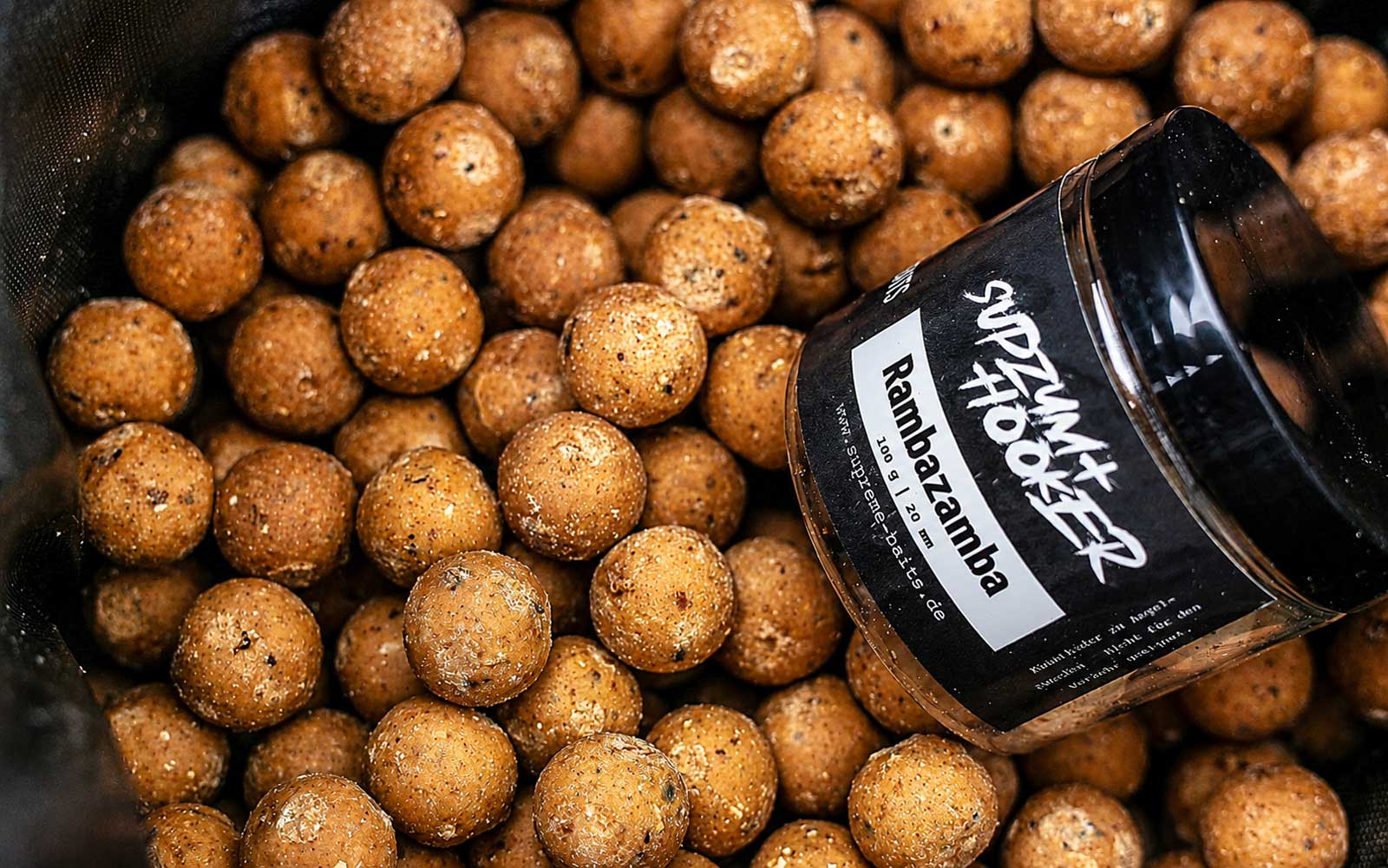 Supreme Baits Messestand mit SupZym+ Hookbaits, Pop-Ups, Wafters und Karpfenködern auf der Carp Austria Fischerei Messe