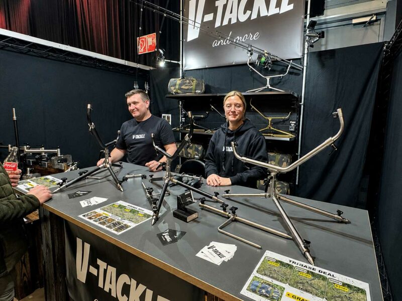 V-Tackle Messestand mit Bootszubehör, Receiver-Stationen, Geberstangen und Sonderanfertigungen auf der Carp Austria Fischerei Messe