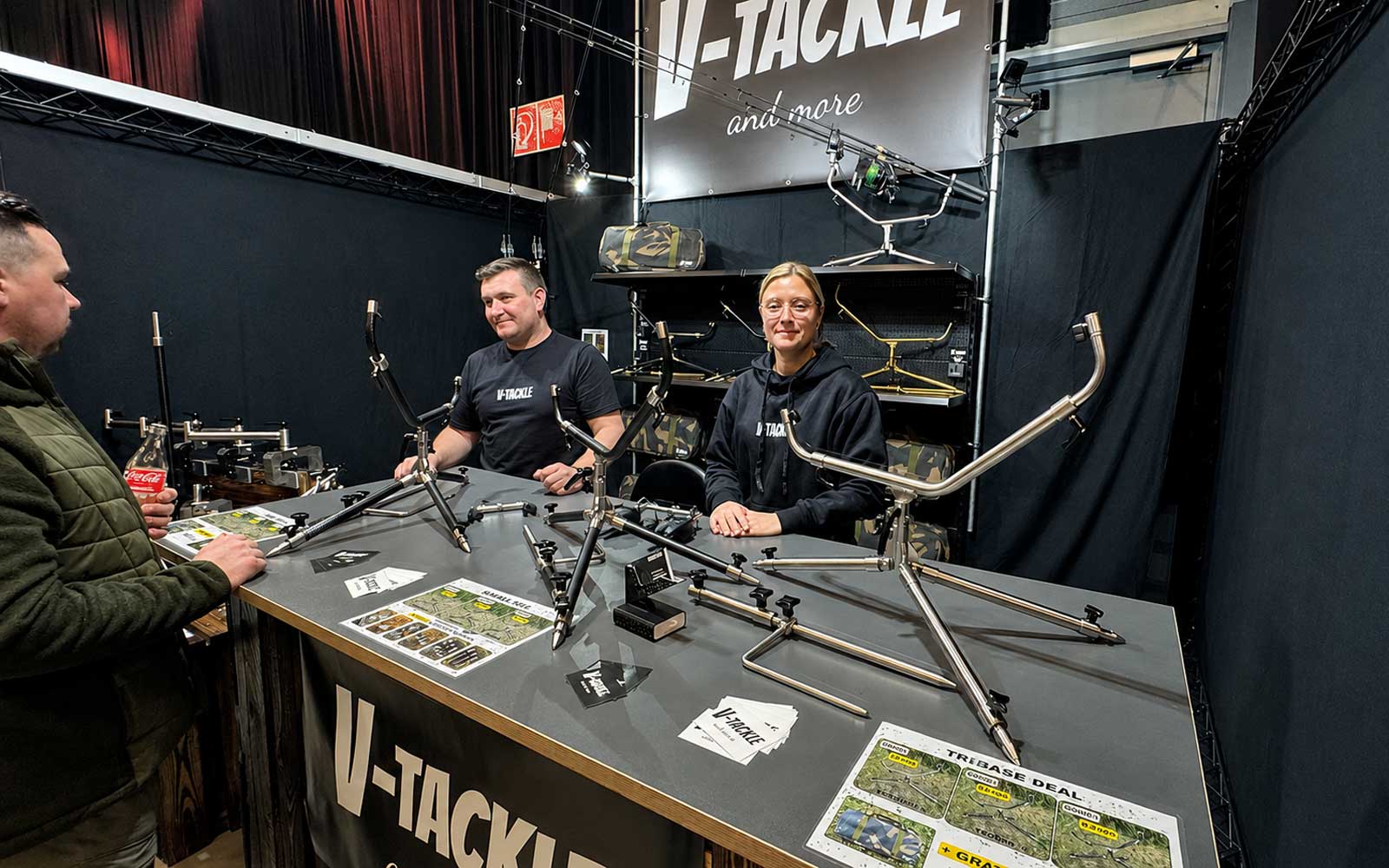 V-Tackle Messestand mit Bootszubehör, Receiver-Stationen, Geberstangen und Sonderanfertigungen auf der Carp Austria Fischerei Messe