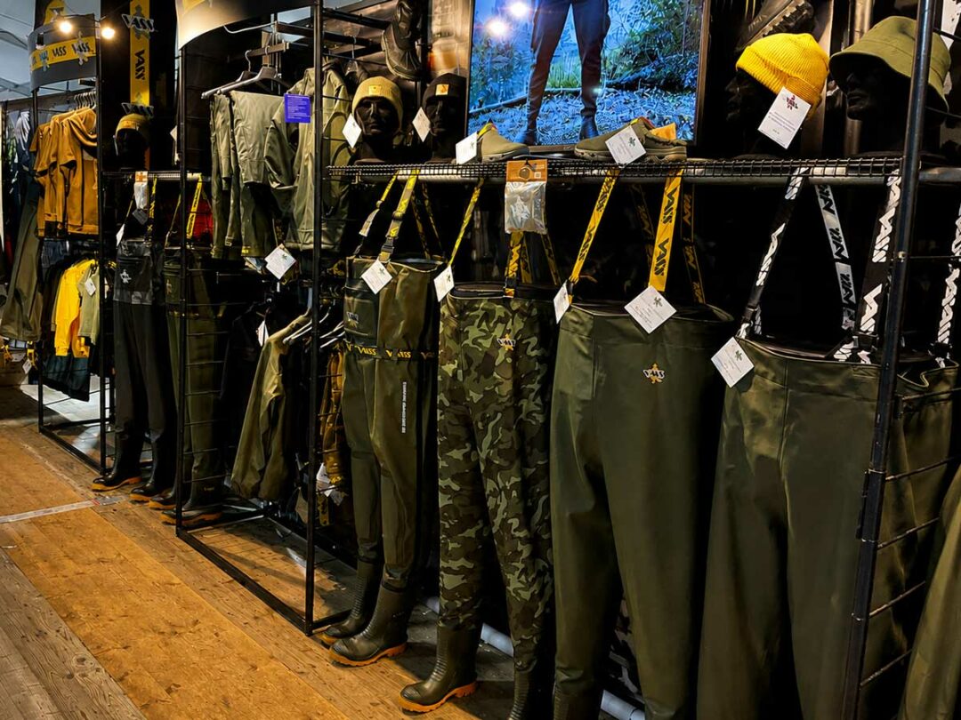 VASS Wathosen und wasserdichte Regenbekleidung für Angler auf der Carp Austria Angelmesse mit großer Auswahl an Outdoor- und Fishing-Wear.